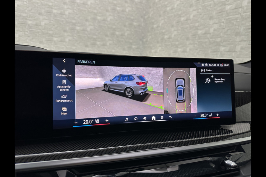 BMW X5 50e M-Performance Seats | M-Sport Pro | Sky-Lounge Pano | 360 Camera | ACC | Soft-Close | Carbon | Massage | Ventilatie | Leder-Individual | Achterasbesturing | Head-Up | 4-Zone Clima | 22 inch | 2x Memory | Trekhaak | Harman-Kardon | Beker-Clima | Stoelverwarming V+A | Stuurverwarming | M-Gordels | Parfumering | Glaspook | ISO-Glas | Zonwering |