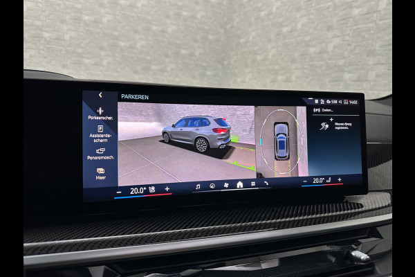 BMW X5 50e M-Performance Seats | M-Sport Pro | Sky-Lounge Pano | 360 Camera | ACC | Soft-Close | Carbon | Massage | Ventilatie | Leder-Individual | Achterasbesturing | Head-Up | 4-Zone Clima | 22 inch | 2x Memory | Trekhaak | Harman-Kardon | Beker-Clima | Stoelverwarming V+A | Stuurverwarming | M-Gordels | Parfumering | Glaspook | ISO-Glas | Zonwering |