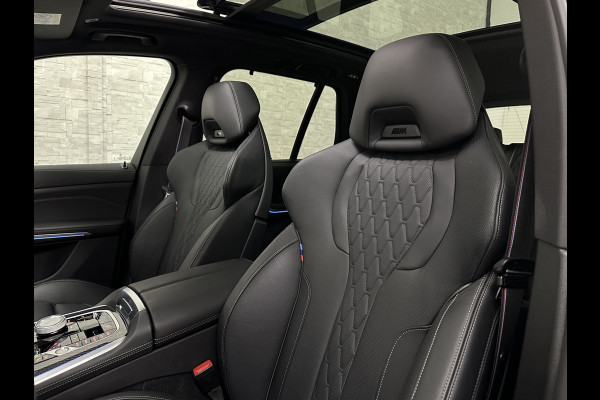BMW X5 50e M-Performance Seats | M-Sport Pro | Sky-Lounge Pano | 360 Camera | ACC | Soft-Close | Carbon | Massage | Ventilatie | Leder-Individual | Achterasbesturing | Head-Up | 4-Zone Clima | 22 inch | 2x Memory | Trekhaak | Harman-Kardon | Beker-Clima | Stoelverwarming V+A | Stuurverwarming | M-Gordels | Parfumering | Glaspook | ISO-Glas | Zonwering |