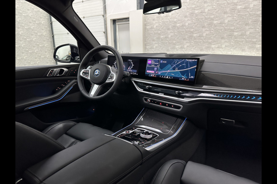 BMW X5 50e M-Performance Seats | M-Sport Pro | Sky-Lounge Pano | 360 Camera | ACC | Soft-Close | Carbon | Massage | Ventilatie | Leder-Individual | Achterasbesturing | Head-Up | 4-Zone Clima | 22 inch | 2x Memory | Trekhaak | Harman-Kardon | Beker-Clima | Stoelverwarming V+A | Stuurverwarming | M-Gordels | Parfumering | Glaspook | ISO-Glas | Zonwering |