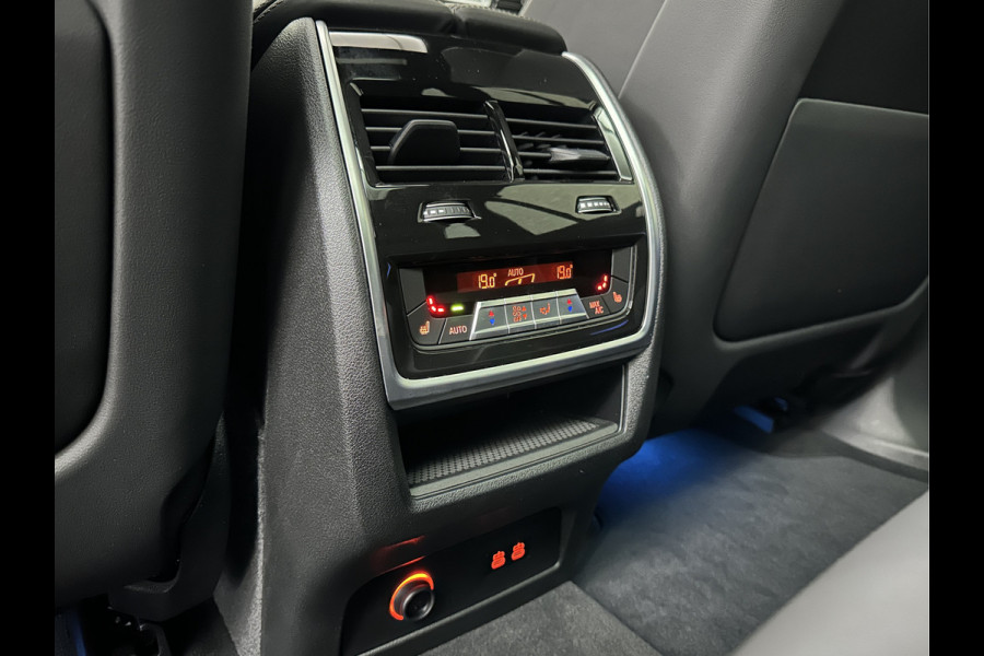 BMW X5 50e M-Performance Seats | M-Sport Pro | Sky-Lounge Pano | 360 Camera | ACC | Soft-Close | Carbon | Massage | Ventilatie | Leder-Individual | Achterasbesturing | Head-Up | 4-Zone Clima | 22 inch | 2x Memory | Trekhaak | Harman-Kardon | Beker-Clima | Stoelverwarming V+A | Stuurverwarming | M-Gordels | Parfumering | Glaspook | ISO-Glas | Zonwering |