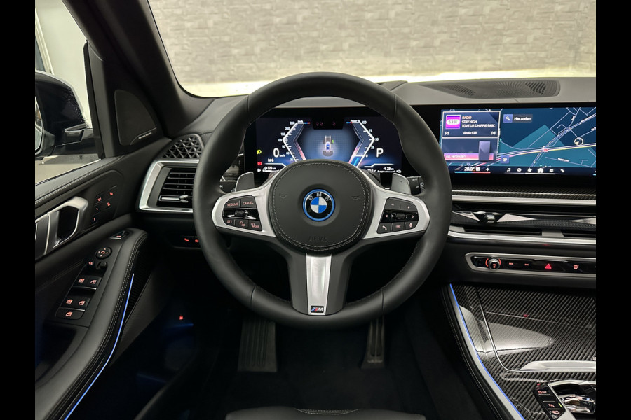 BMW X5 50e M-Performance Seats | M-Sport Pro | Sky-Lounge Pano | 360 Camera | ACC | Soft-Close | Carbon | Massage | Ventilatie | Leder-Individual | Achterasbesturing | Head-Up | 4-Zone Clima | 22 inch | 2x Memory | Trekhaak | Harman-Kardon | Beker-Clima | Stoelverwarming V+A | Stuurverwarming | M-Gordels | Parfumering | Glaspook | ISO-Glas | Zonwering |