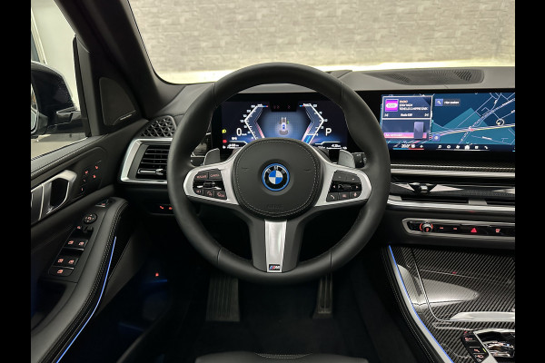 BMW X5 50e M-Performance Seats | M-Sport Pro | Sky-Lounge Pano | 360 Camera | ACC | Soft-Close | Carbon | Massage | Ventilatie | Leder-Individual | Achterasbesturing | Head-Up | 4-Zone Clima | 22 inch | 2x Memory | Trekhaak | Harman-Kardon | Beker-Clima | Stoelverwarming V+A | Stuurverwarming | M-Gordels | Parfumering | Glaspook | ISO-Glas | Zonwering |