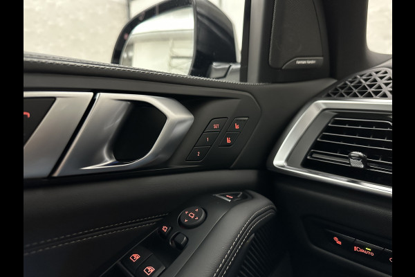 BMW X5 50e M-Performance Seats | M-Sport Pro | Sky-Lounge Pano | 360 Camera | ACC | Soft-Close | Carbon | Massage | Ventilatie | Leder-Individual | Achterasbesturing | Head-Up | 4-Zone Clima | 22 inch | 2x Memory | Trekhaak | Harman-Kardon | Beker-Clima | Stoelverwarming V+A | Stuurverwarming | M-Gordels | Parfumering | Glaspook | ISO-Glas | Zonwering |