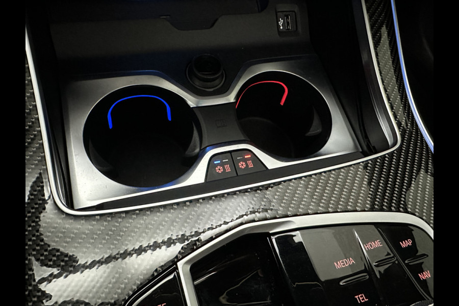 BMW X5 50e M-Performance Seats | M-Sport Pro | Sky-Lounge Pano | 360 Camera | ACC | Soft-Close | Carbon | Massage | Ventilatie | Leder-Individual | Achterasbesturing | Head-Up | 4-Zone Clima | 22 inch | 2x Memory | Trekhaak | Harman-Kardon | Beker-Clima | Stoelverwarming V+A | Stuurverwarming | M-Gordels | Parfumering | Glaspook | ISO-Glas | Zonwering |