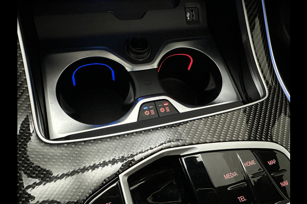 BMW X5 50e M-Performance Seats | M-Sport Pro | Sky-Lounge Pano | 360 Camera | ACC | Soft-Close | Carbon | Massage | Ventilatie | Leder-Individual | Achterasbesturing | Head-Up | 4-Zone Clima | 22 inch | 2x Memory | Trekhaak | Harman-Kardon | Beker-Clima | Stoelverwarming V+A | Stuurverwarming | M-Gordels | Parfumering | Glaspook | ISO-Glas | Zonwering |