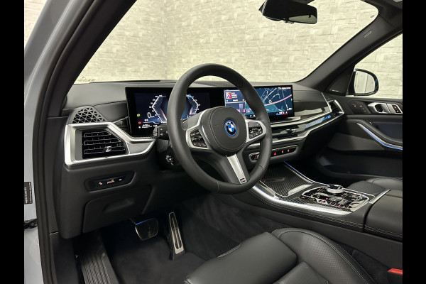 BMW X5 50e M-Performance Seats | M-Sport Pro | Sky-Lounge Pano | 360 Camera | ACC | Soft-Close | Carbon | Massage | Ventilatie | Leder-Individual | Achterasbesturing | Head-Up | 4-Zone Clima | 22 inch | 2x Memory | Trekhaak | Harman-Kardon | Beker-Clima | Stoelverwarming V+A | Stuurverwarming | M-Gordels | Parfumering | Glaspook | ISO-Glas | Zonwering |