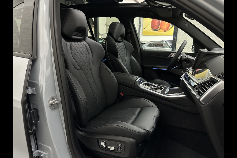 BMW X5 50e M-Performance Seats | M-Sport Pro | Sky-Lounge Pano | 360 Camera | ACC | Soft-Close | Carbon | Massage | Ventilatie | Leder-Individual | Achterasbesturing | Head-Up | 4-Zone Clima | 22 inch | 2x Memory | Trekhaak | Harman-Kardon | Beker-Clima | Stoelverwarming V+A | Stuurverwarming | M-Gordels | Parfumering | Glaspook | ISO-Glas | Zonwering |