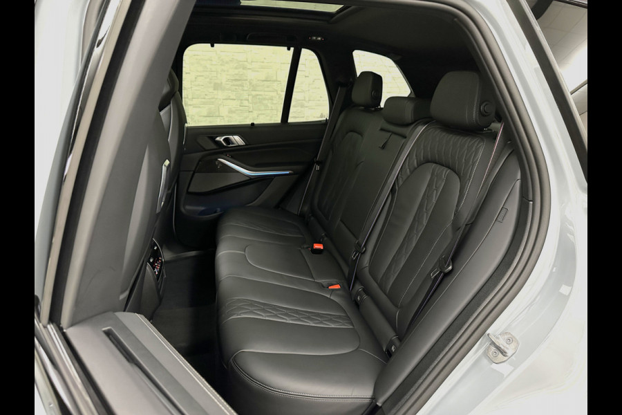 BMW X5 50e M-Performance Seats | M-Sport Pro | Sky-Lounge Pano | 360 Camera | ACC | Soft-Close | Carbon | Massage | Ventilatie | Leder-Individual | Achterasbesturing | Head-Up | 4-Zone Clima | 22 inch | 2x Memory | Trekhaak | Harman-Kardon | Beker-Clima | Stoelverwarming V+A | Stuurverwarming | M-Gordels | Parfumering | Glaspook | ISO-Glas | Zonwering |