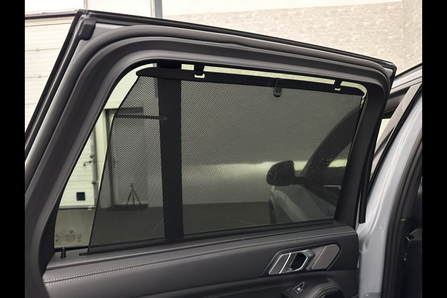BMW X5 50e M-Performance Seats | M-Sport Pro | Sky-Lounge Pano | 360 Camera | ACC | Soft-Close | Carbon | Massage | Ventilatie | Leder-Individual | Achterasbesturing | Head-Up | 4-Zone Clima | 22 inch | 2x Memory | Trekhaak | Harman-Kardon | Beker-Clima | Stoelverwarming V+A | Stuurverwarming | M-Gordels | Parfumering | Glaspook | ISO-Glas | Zonwering |