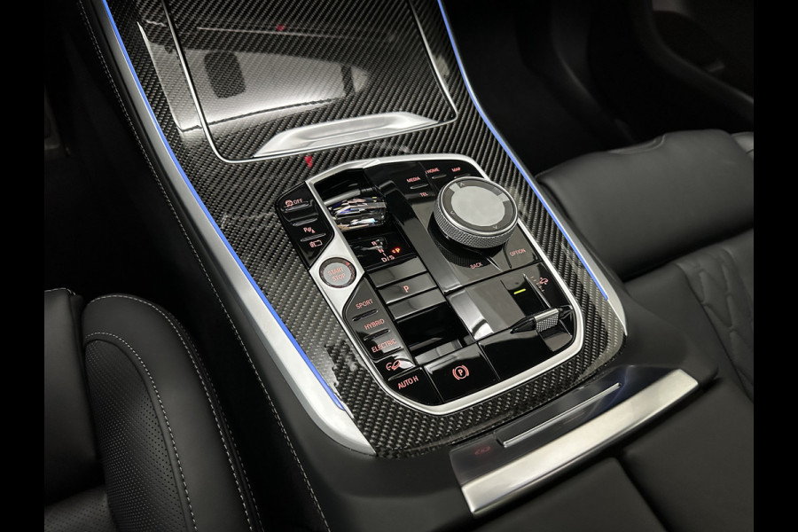 BMW X5 50e M-Performance Seats | M-Sport Pro | Sky-Lounge Pano | 360 Camera | ACC | Soft-Close | Carbon | Massage | Ventilatie | Leder-Individual | Achterasbesturing | Head-Up | 4-Zone Clima | 22 inch | 2x Memory | Trekhaak | Harman-Kardon | Beker-Clima | Stoelverwarming V+A | Stuurverwarming | M-Gordels | Parfumering | Glaspook | ISO-Glas | Zonwering |