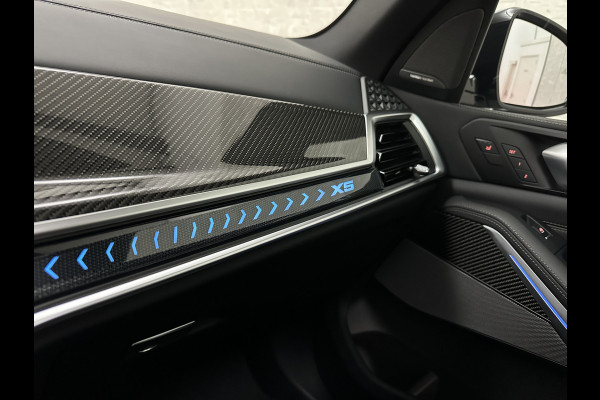 BMW X5 50e M-Performance Seats | M-Sport Pro | Sky-Lounge Pano | 360 Camera | ACC | Soft-Close | Carbon | Massage | Ventilatie | Leder-Individual | Achterasbesturing | Head-Up | 4-Zone Clima | 22 inch | 2x Memory | Trekhaak | Harman-Kardon | Beker-Clima | Stoelverwarming V+A | Stuurverwarming | M-Gordels | Parfumering | Glaspook | ISO-Glas | Zonwering |
