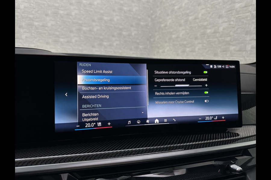 BMW X5 50e M-Performance Seats | M-Sport Pro | Sky-Lounge Pano | 360 Camera | ACC | Soft-Close | Carbon | Massage | Ventilatie | Leder-Individual | Achterasbesturing | Head-Up | 4-Zone Clima | 22 inch | 2x Memory | Trekhaak | Harman-Kardon | Beker-Clima | Stoelverwarming V+A | Stuurverwarming | M-Gordels | Parfumering | Glaspook | ISO-Glas | Zonwering |