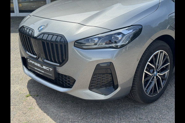 BMW 2 Serie Active Tourer 225e xDrive M pakket, Harman/Kardon, Head-Up, Trekhaak, Panoramadak, Adaptive cruise, Alle Opies!!! .Neem contact op en we maken een afspraak!