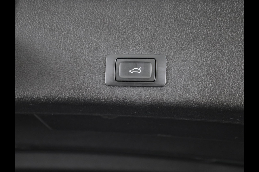 Audi e-tron e-tron 50 quattro Launch edition plus 71 kWh 313pk | Panoramadak | Lederen bekleding | Adaptieve cruise controle | Elektrisch verstelbare voorstoelen | Memory