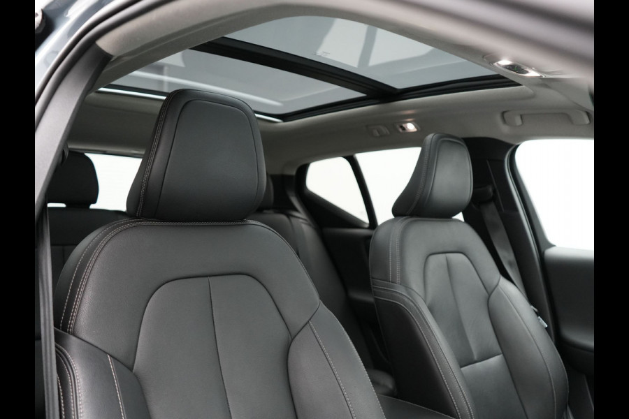 Volvo XC40 T5 Twin Engine Inscription Plug In Hybrid 261pk Thunder Grey Dealer O.H. PHEV | Panodak | Lederen Bekleding | Harman Kardon | Pilot Assist | Apple Carplay | Adaptive Cruise | Navigatie | Camera | DAB | Virtual |