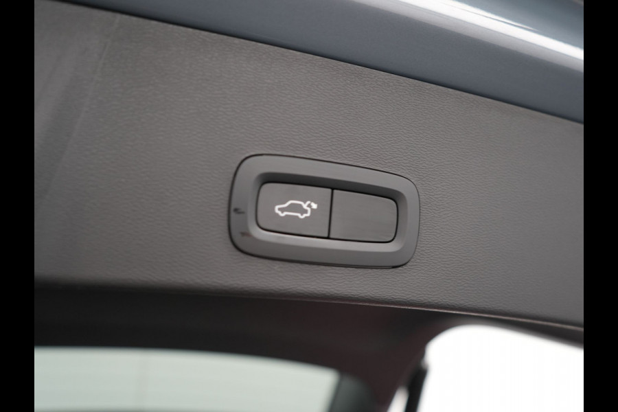 Volvo XC40 T5 Twin Engine Inscription Plug In Hybrid 261pk Thunder Grey Dealer O.H. PHEV | Panodak | Lederen Bekleding | Harman Kardon | Pilot Assist | Apple Carplay | Adaptive Cruise | Navigatie | Camera | DAB | Virtual |