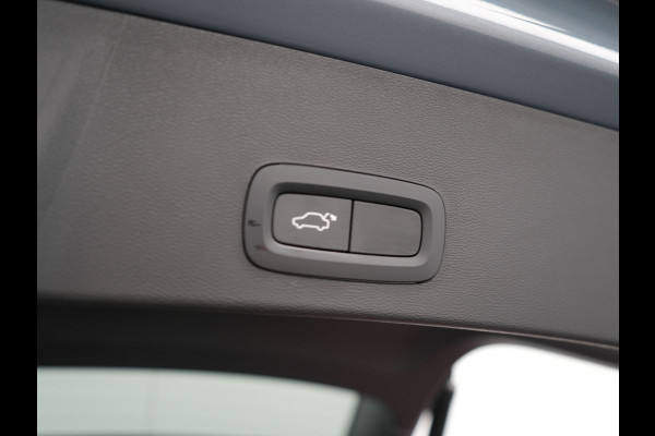 Volvo XC40 T5 Twin Engine Inscription Plug In Hybrid 261pk Thunder Grey Dealer O.H. PHEV | Panodak | Lederen Bekleding | Harman Kardon | Pilot Assist | Apple Carplay | Adaptive Cruise | Navigatie | Camera | DAB | Virtual |