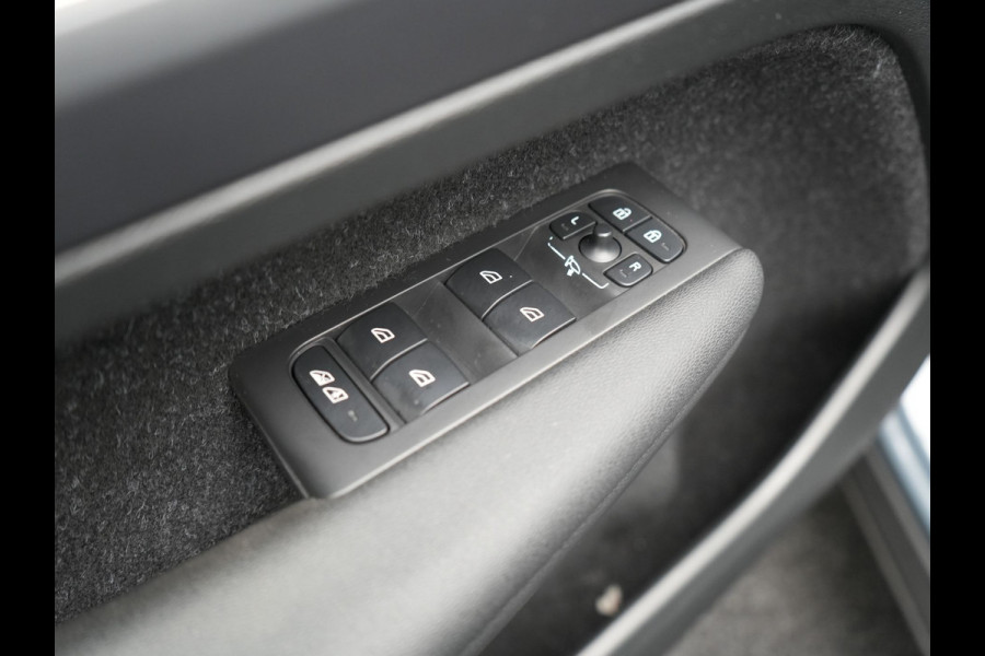 Volvo XC40 T5 Twin Engine Inscription Plug In Hybrid 261pk Thunder Grey Dealer O.H. PHEV | Panodak | Lederen Bekleding | Harman Kardon | Pilot Assist | Apple Carplay | Adaptive Cruise | Navigatie | Camera | DAB | Virtual |