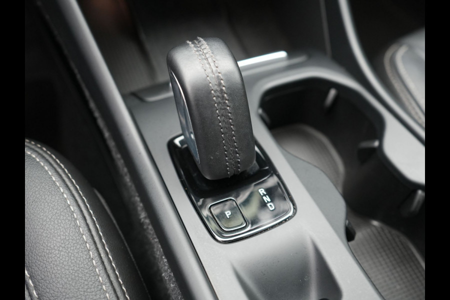 Volvo XC40 T5 Twin Engine Inscription Plug In Hybrid 261pk Thunder Grey Dealer O.H. PHEV | Panodak | Lederen Bekleding | Harman Kardon | Pilot Assist | Apple Carplay | Adaptive Cruise | Navigatie | Camera | DAB | Virtual |