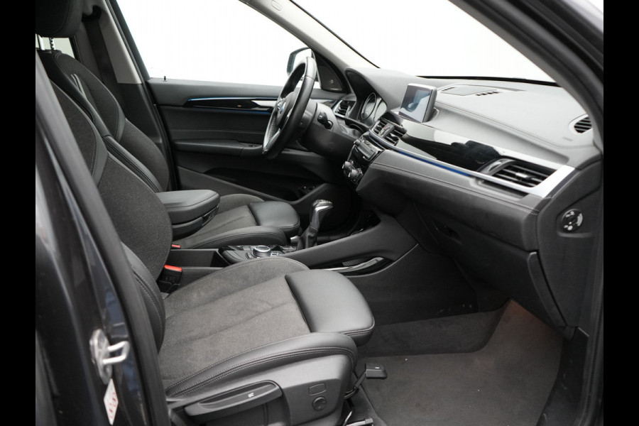 BMW X1 xDrive25e Sportline Plug In Hybrid 221pk Dealer O.H. PHEV | Sportstoelen Verwarmd | Trekhaak Afneembaar | Harman Kardon | Apple Carplay | Navigatie | LED Koplampen | Camera | Sfeerverlichting | DAB |