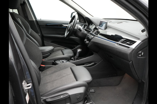 BMW X1 xDrive25e Sportline Plug In Hybrid 221pk Dealer O.H. PHEV | Sportstoelen Verwarmd | Trekhaak Afneembaar | Harman Kardon | Apple Carplay | Navigatie | LED Koplampen | Camera | Sfeerverlichting | DAB |