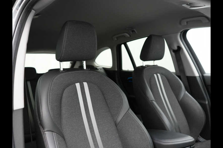 BMW X1 xDrive25e Sportline Plug In Hybrid 221pk Dealer O.H. PHEV | Sportstoelen Verwarmd | Trekhaak Afneembaar | Harman Kardon | Apple Carplay | Navigatie | LED Koplampen | Camera | Sfeerverlichting | DAB |