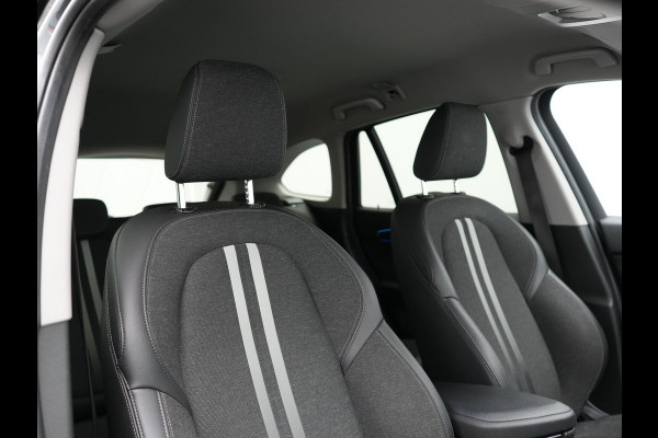 BMW X1 xDrive25e Sportline Plug In Hybrid 221pk Dealer O.H. PHEV | Sportstoelen Verwarmd | Trekhaak Afneembaar | Harman Kardon | Apple Carplay | Navigatie | LED Koplampen | Camera | Sfeerverlichting | DAB |