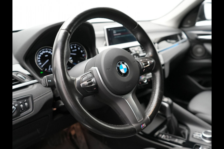 BMW X1 xDrive25e Sportline Plug In Hybrid 221pk Dealer O.H. PHEV | Sportstoelen Verwarmd | Trekhaak Afneembaar | Harman Kardon | Apple Carplay | Navigatie | LED Koplampen | Camera | Sfeerverlichting | DAB |