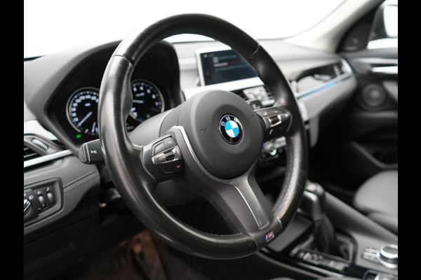 BMW X1 xDrive25e Sportline Plug In Hybrid 221pk Dealer O.H. PHEV | Sportstoelen Verwarmd | Trekhaak Afneembaar | Harman Kardon | Apple Carplay | Navigatie | LED Koplampen | Camera | Sfeerverlichting | DAB |