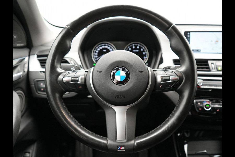 BMW X1 xDrive25e Sportline Plug In Hybrid 221pk Dealer O.H. PHEV | Sportstoelen Verwarmd | Trekhaak Afneembaar | Harman Kardon | Apple Carplay | Navigatie | LED Koplampen | Camera | Sfeerverlichting | DAB |