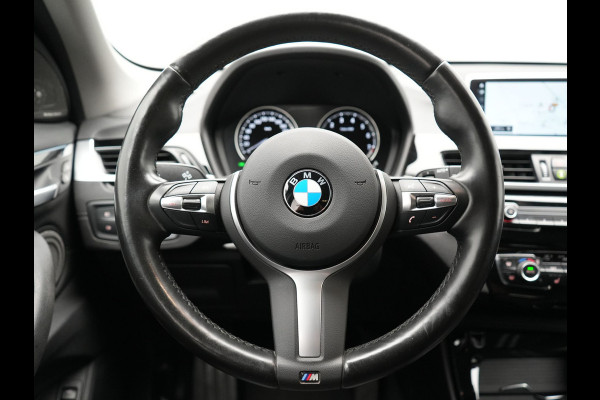BMW X1 xDrive25e Sportline Plug In Hybrid 221pk Dealer O.H. PHEV | Sportstoelen Verwarmd | Trekhaak Afneembaar | Harman Kardon | Apple Carplay | Navigatie | LED Koplampen | Camera | Sfeerverlichting | DAB |