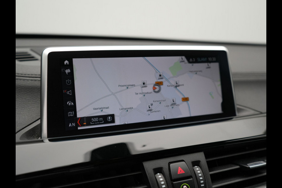 BMW X1 xDrive25e Sportline Plug In Hybrid 221pk Dealer O.H. PHEV | Sportstoelen Verwarmd | Trekhaak Afneembaar | Harman Kardon | Apple Carplay | Navigatie | LED Koplampen | Camera | Sfeerverlichting | DAB |