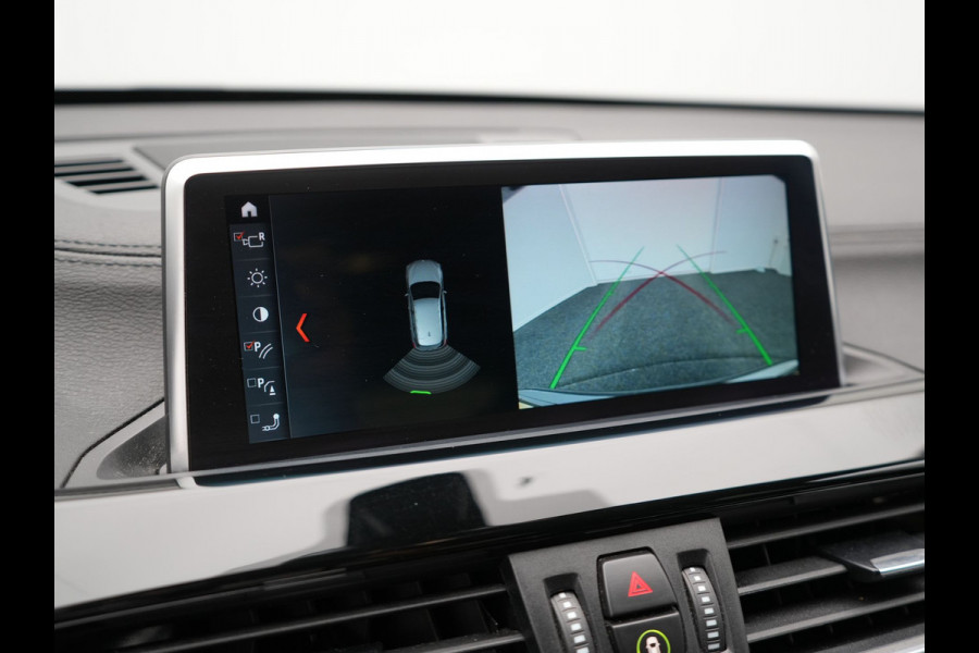 BMW X1 xDrive25e Sportline Plug In Hybrid 221pk Dealer O.H. PHEV | Sportstoelen Verwarmd | Trekhaak Afneembaar | Harman Kardon | Apple Carplay | Navigatie | LED Koplampen | Camera | Sfeerverlichting | DAB |