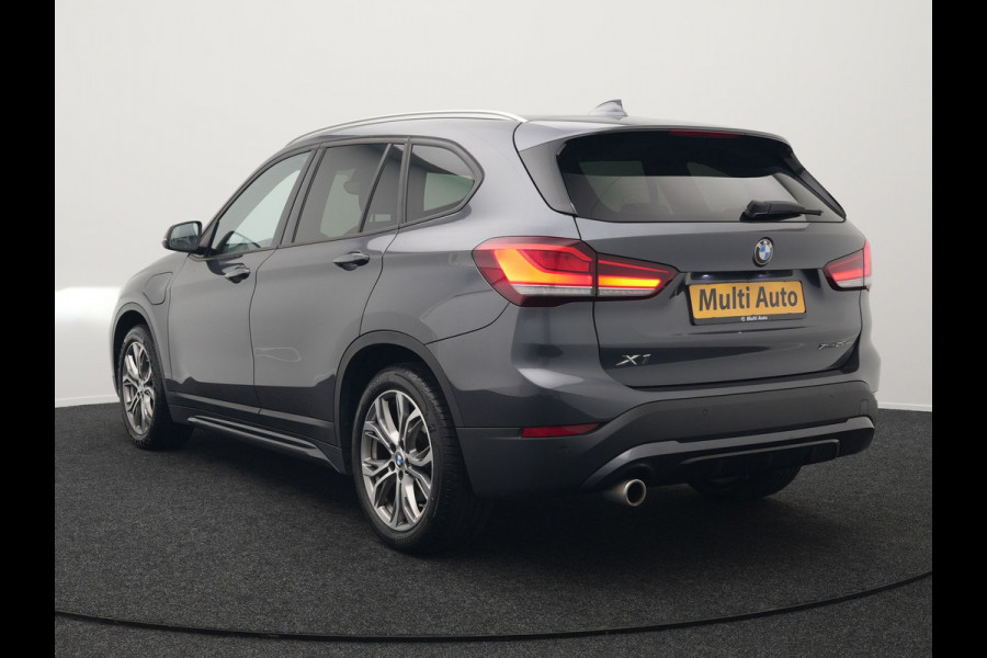 BMW X1 xDrive25e Sportline Plug In Hybrid 221pk Dealer O.H. PHEV | Sportstoelen Verwarmd | Trekhaak Afneembaar | Harman Kardon | Apple Carplay | Navigatie | LED Koplampen | Camera | Sfeerverlichting | DAB |
