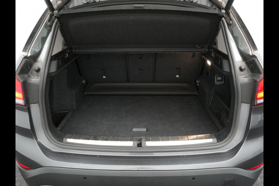 BMW X1 xDrive25e Sportline Plug In Hybrid 221pk Dealer O.H. PHEV | Sportstoelen Verwarmd | Trekhaak Afneembaar | Harman Kardon | Apple Carplay | Navigatie | LED Koplampen | Camera | Sfeerverlichting | DAB |
