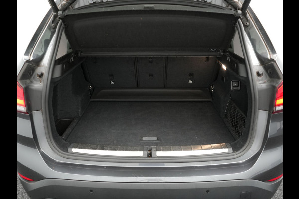 BMW X1 xDrive25e Sportline Plug In Hybrid 221pk Dealer O.H. PHEV | Sportstoelen Verwarmd | Trekhaak Afneembaar | Harman Kardon | Apple Carplay | Navigatie | LED Koplampen | Camera | Sfeerverlichting | DAB |