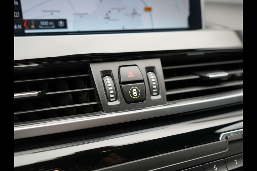 BMW X1 xDrive25e Sportline Plug In Hybrid 221pk Dealer O.H. PHEV | Sportstoelen Verwarmd | Trekhaak Afneembaar | Harman Kardon | Apple Carplay | Navigatie | LED Koplampen | Camera | Sfeerverlichting | DAB |
