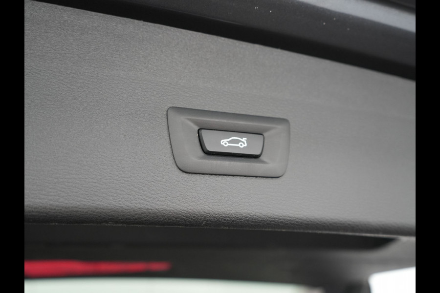 BMW X1 xDrive25e Sportline Plug In Hybrid 221pk Dealer O.H. PHEV | Sportstoelen Verwarmd | Trekhaak Afneembaar | Harman Kardon | Apple Carplay | Navigatie | LED Koplampen | Camera | Sfeerverlichting | DAB |