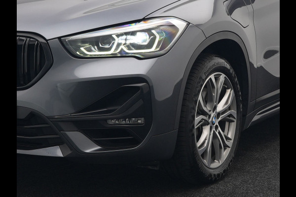BMW X1 xDrive25e Sportline Plug In Hybrid 221pk Dealer O.H. PHEV | Sportstoelen Verwarmd | Trekhaak Afneembaar | Harman Kardon | Apple Carplay | Navigatie | LED Koplampen | Camera | Sfeerverlichting | DAB |