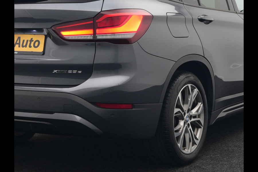 BMW X1 xDrive25e Sportline Plug In Hybrid 221pk Dealer O.H. PHEV | Sportstoelen Verwarmd | Trekhaak Afneembaar | Harman Kardon | Apple Carplay | Navigatie | LED Koplampen | Camera | Sfeerverlichting | DAB |