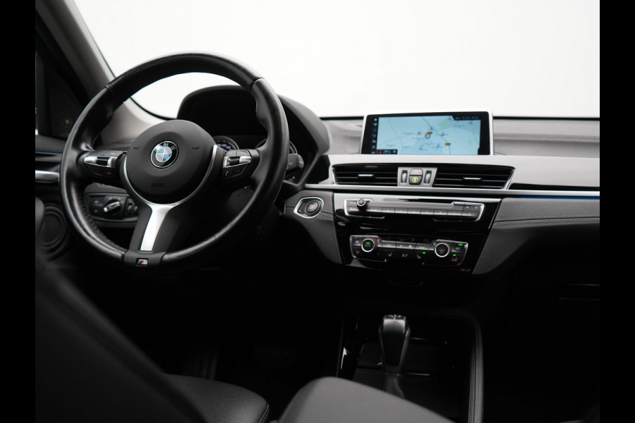 BMW X1 xDrive25e Sportline Plug In Hybrid 221pk Dealer O.H. PHEV | Sportstoelen Verwarmd | Trekhaak Afneembaar | Harman Kardon | Apple Carplay | Navigatie | LED Koplampen | Camera | Sfeerverlichting | DAB |
