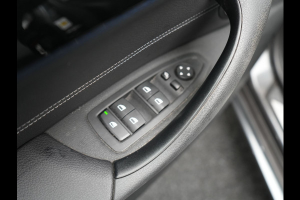 BMW X1 xDrive25e Sportline Plug In Hybrid 221pk Dealer O.H. PHEV | Sportstoelen Verwarmd | Trekhaak Afneembaar | Harman Kardon | Apple Carplay | Navigatie | LED Koplampen | Camera | Sfeerverlichting | DAB |