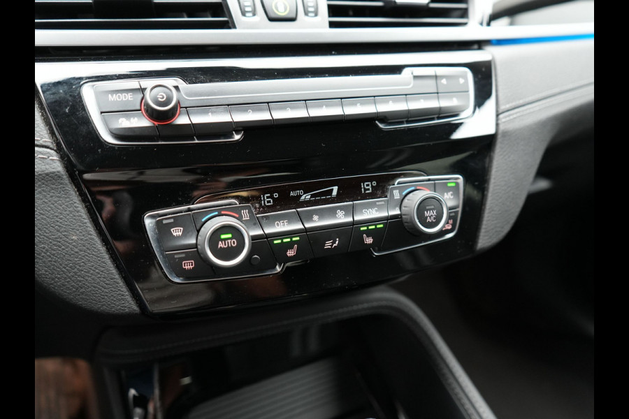 BMW X1 xDrive25e Sportline Plug In Hybrid 221pk Dealer O.H. PHEV | Sportstoelen Verwarmd | Trekhaak Afneembaar | Harman Kardon | Apple Carplay | Navigatie | LED Koplampen | Camera | Sfeerverlichting | DAB |