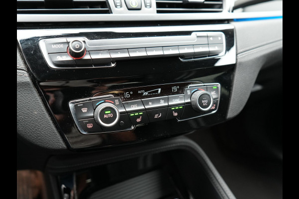 BMW X1 xDrive25e Sportline Plug In Hybrid 221pk Dealer O.H. PHEV | Sportstoelen Verwarmd | Trekhaak Afneembaar | Harman Kardon | Apple Carplay | Navigatie | LED Koplampen | Camera | Sfeerverlichting | DAB |