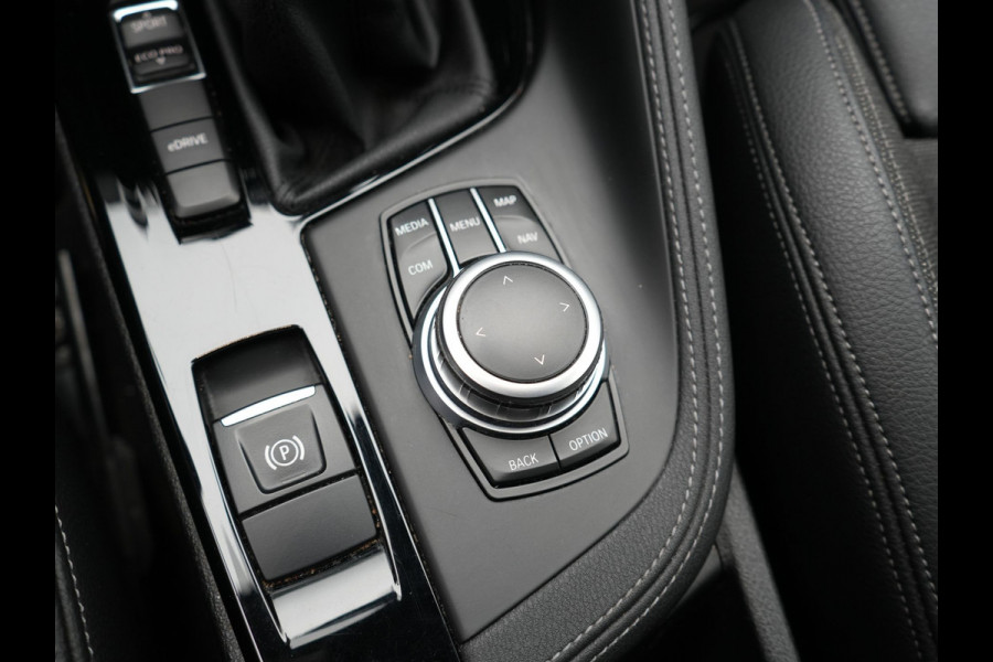 BMW X1 xDrive25e Sportline Plug In Hybrid 221pk Dealer O.H. PHEV | Sportstoelen Verwarmd | Trekhaak Afneembaar | Harman Kardon | Apple Carplay | Navigatie | LED Koplampen | Camera | Sfeerverlichting | DAB |