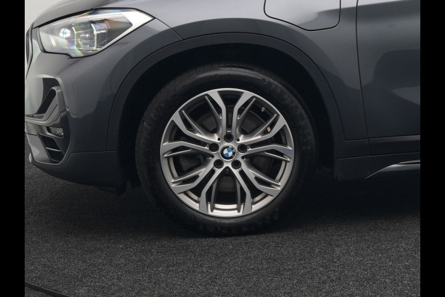 BMW X1 xDrive25e Sportline Plug In Hybrid 221pk Dealer O.H. PHEV | Sportstoelen Verwarmd | Trekhaak Afneembaar | Harman Kardon | Apple Carplay | Navigatie | LED Koplampen | Camera | Sfeerverlichting | DAB |