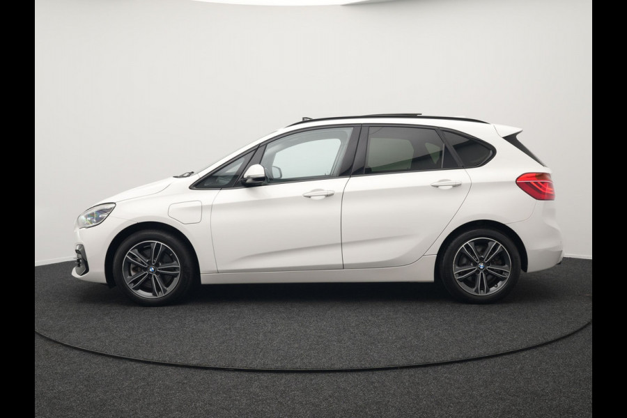 BMW 2 Serie Active Tourer 225xe iPerformance Sportline Plug In Hybrid 225pk Dealer O.H. PHEV | Panodak | Sportstoelen Memory | Adaptive Cruise | Harman Kardon | Sfeerverlichting Head Up | Navigatie | Apple Carplay | Camera | DAB |