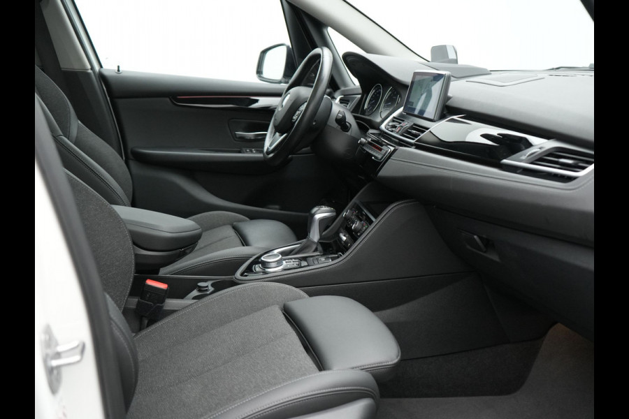 BMW 2 Serie Active Tourer 225xe iPerformance Sportline Plug In Hybrid 225pk Dealer O.H. PHEV | Panodak | Sportstoelen Memory | Adaptive Cruise | Harman Kardon | Sfeerverlichting Head Up | Navigatie | Apple Carplay | Camera | DAB |