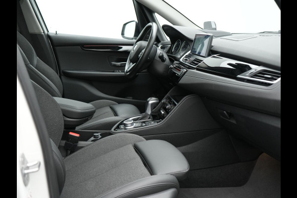BMW 2 Serie Active Tourer 225xe iPerformance Sportline Plug In Hybrid 225pk Dealer O.H. PHEV | Panodak | Sportstoelen Memory | Adaptive Cruise | Harman Kardon | Sfeerverlichting Head Up | Navigatie | Apple Carplay | Camera | DAB |